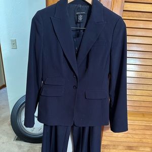 VS Moda International women’s navy suit